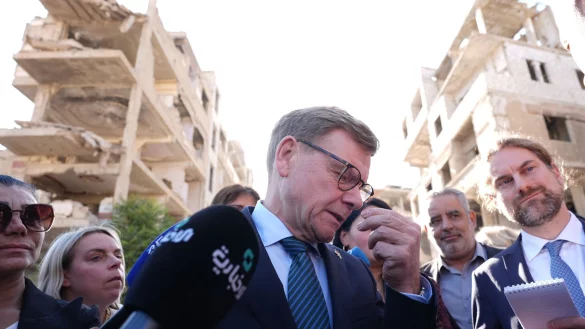 Au&szlig;enminister Johann Wadephul (CDU) am Donnerstag in Harasta, einer weitgehend zerst&ouml;rten Stadt Harasta, einer Vorstadt von Damaskus. &Auml;u&szlig;erungen &uuml;ber die R&uuml;ckkehr von Syrern l&ouml;sten Irritationen in den Reihen der Union aus. - &copy; Marcus Brandt/dpa