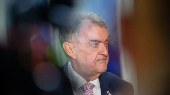 NRW-Innenminister Herbert Reul äußerte sich zum Vorfall in Bochum, bei dem ein Schuss auf eine Zwölfjährige fiel. - © Henning Kaiser/dpa