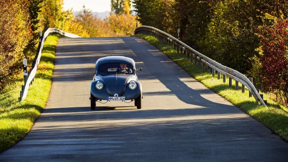 Das Auto erreicht theoretisch bis zu 100 Stundenkilometer. - © Moritz Frankenberg/dpa