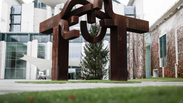 Jedes Jahr kommt der Weihnachtsbaum für das Kanzleramt aus einem anderen Bundesland. (Archivbild) - © Carsten Koall/dpa