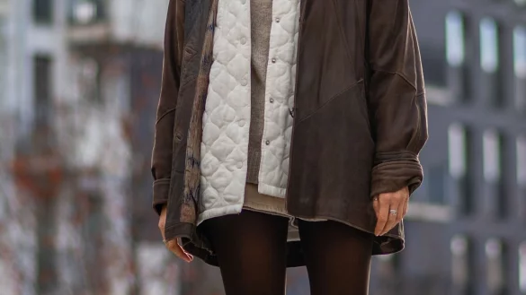 Beim «Zwiebellook» lässt sich Schicht für Schicht die Kleidung je nach Temperaturempfinden an- und ausziehen. - © Zacharie Scheurer/dpa-tmn