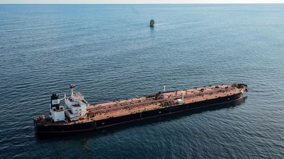 Schiffe der russischen Schattenflotte sollen künftig festgesetzt werden können. (Archivbild) - © Damien Meyer/AFP/dpa