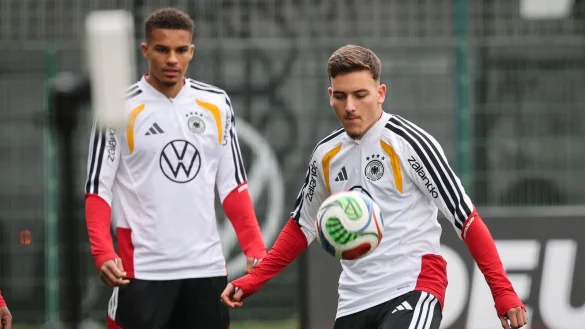 El Mala fühlt sich wohl im Kreise der Nationalmannschaft. - © Christian Charisius/dpa