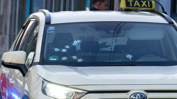 Auf das Taxi wurden mehrere Sch&uuml;sse abgegeben - vor allem auf die Beifahrerseite. - &copy; Henning Kaiser/dpa