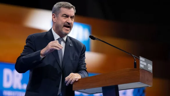 Markus Söder bekennt sich auf dem CSU-Parteitag zu Israel. - © Sven Hoppe/dpa