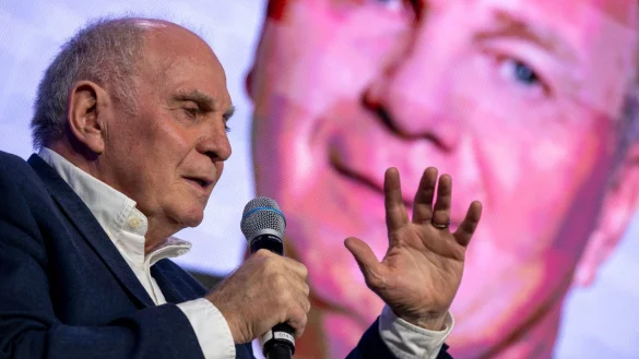 Uli Hoeneß äußert Klartext zu Florian Wirtz und dem FC Liverpool. - © Peter Kneffel/dpa