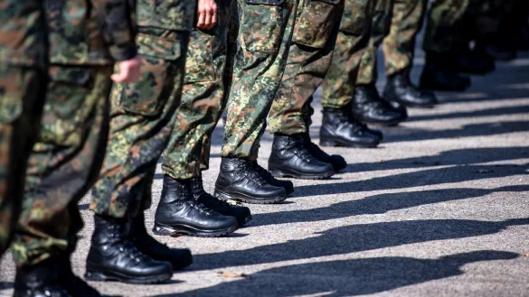 Antreten, Märsche, Schießübungen – sollten in den nächsten Jahren nicht genügend Freiwillige bei der Bundeswehr zusammenkommen, könnte auch die Wehrpflicht wiederbelebt werden. - © Sina Schuldt/dpa