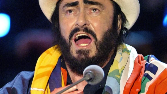 Der echte Luciano Pavarotti - 2003 bei einem «Wetten, dass..?»-Auftritt. (Archivbild) - © Uli Deck/dpa-pool/dpa