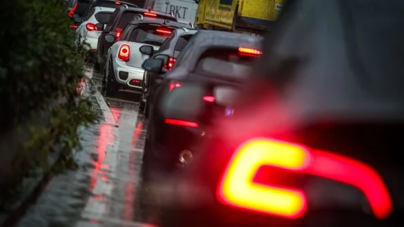 Viele Familien reisen in den Weihnachtsferien Richtung Alpen. Auf den Autobahnen d&uuml;rfte es voll werden. (Archivbild) - &copy; Christoph Reichwein/dpa
