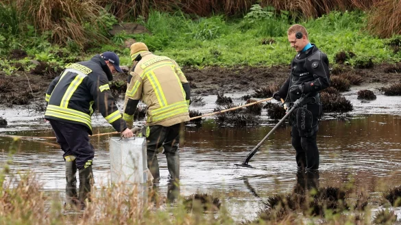 Einsatzkräfte haben bei ihren Ermittlungen zum Tod des achtjährigen Fabian aus Güstrow erneut einen Tümpel im Bereich des Fundortes der Leiche in den Blick genommen. - © Bernd Wüstneck/dpa