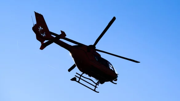 Ein Rettungshubschrauber flog den lebensgefährlich Verletzten in eine Klinik. (Symbolbild) - © Julian Stratenschulte/dpa