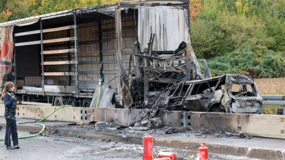 Bei einem Unfall auf der A59 bei Köln ist ein Mensch gestorben. - © Thomas Banneyer/dpa