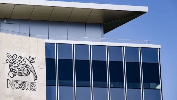 Nestlé will mehr Wachstumsdynamik und streicht deshalb 16.000 Stellen (Archivbild) - © Jean-Christophe Bott/KEYSTONE/dpa