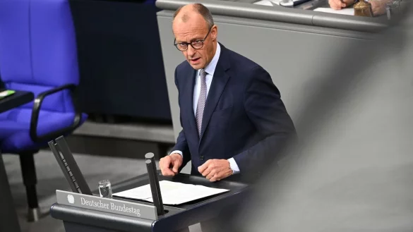 Bundeskanzler Friedrich Merz (CDU) äußert sich in seiner Regierungserklärung im Bundestag gleich zu Beginn zum in Ägypten unterzeichneten Gaza-Friedensplan von US-Präsident Donald Trump. - © Niklas Graeber/dpa