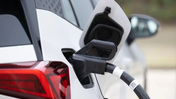 Stromer sind in der Regel teurer in der Anschaffung als Verbrenner - doch der Abstand schrumpft. (Archivbild) - &copy; Sebastian Kahnert/dpa