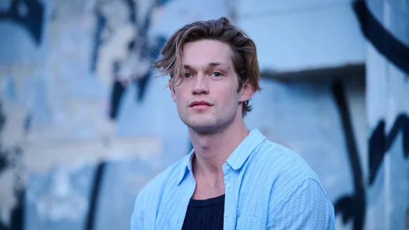 Vertr&auml;umter und zugleich wachsamer Blick auf die Welt: Damian Hardung. - &copy; Annette Riedl/dpa