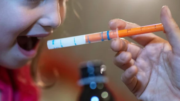 Vor wenigen Jahren waren Fiebersäfte für Kinder knapp, nun hat sich die Lage gebessert (Archivbild) - © Hendrik Schmidt/dpa