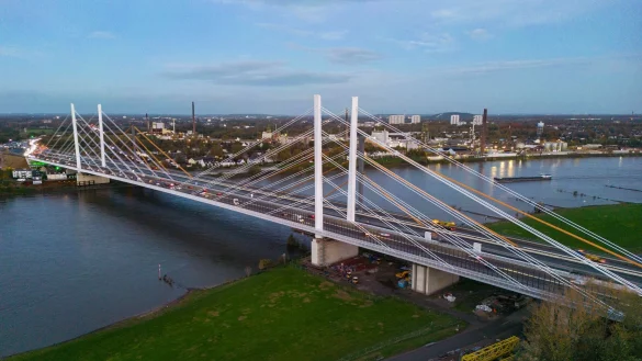 Wegen Arbeiten an der Duisburger Rheinbr&uuml;cke wird &uuml;ber das Wochenende die A40 gesperrt - &copy; Christoph Reichwein/dpa