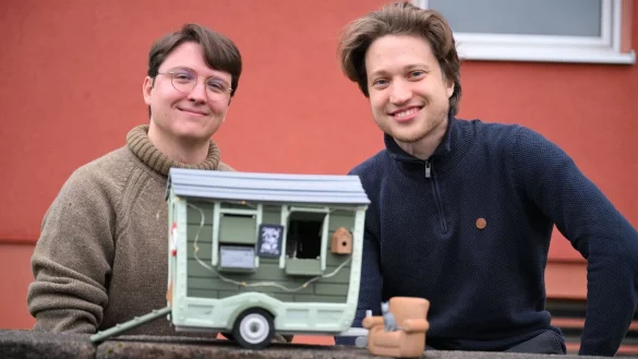 Die Videospiel-Entwickler David Zapfe-Wildemann (links) und Raven Rusch haben nach eigener Aussage viel Herzblut in das Projekt gesteckt. - © Wolf von Dewitz/dpa