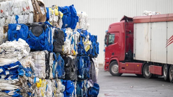 Auf dem Gelände eines Entsorgungsbetriebes ist ein toter Säugling im Müll gefunden worden. - © Sina Schuldt/dpa