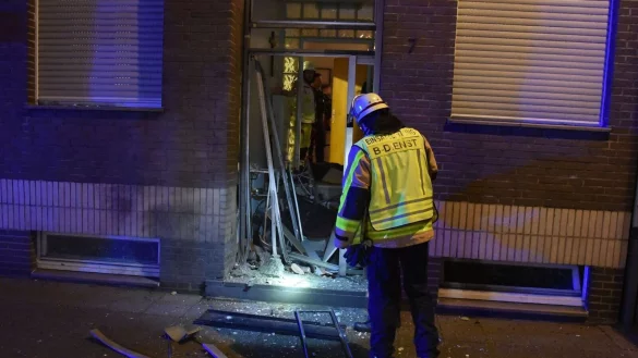 Durch die Explosion war die Haust&uuml;r einen Mehrfamilienhauses schwer besch&auml;digt worden. - &copy; Alexander Forstreuter/dpa