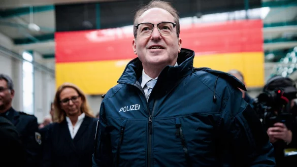 Bundesinnenminister Alexander Dobrindt (CSU) stellte die neue Einheit in Dienst. - © Carsten Koall/dpa