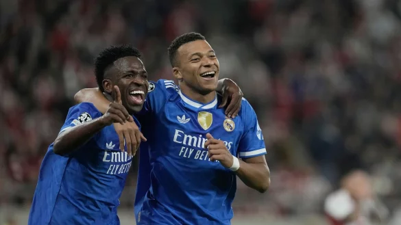 Kylian Mbappé (r) und Vinicius Junior von Real Madrid feiern den Champions-League-Sieg in Piräus. - © Petros Giannakouris/AP/dpa