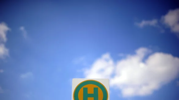 Eine neue App soll mit Angeboten wie Rufbussen oder Anruf-Sammeltaxis besonders in ländlichen Regionen die Mobilität in NRW verbessern. (Symbolbild) - © picture alliance / dpa