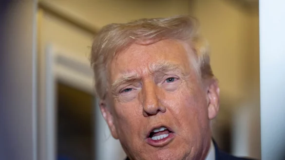 Hat sich für einen neuen Chef der US-Notenbank Fed entschieden: US-Präsident Donald Trump. - © Alex Brandon/AP/dpa