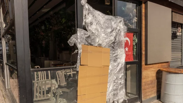 Die Beh&ouml;rden haben einen Laden im Stadtteil Ortak&ouml;y schlie&szlig;en lassen. - &copy; Ahmed Deeb/dpa