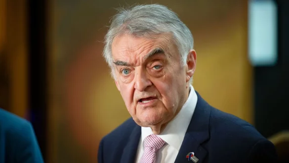 Innenminister Herbert Reul ist gegen ein generelles Feuerwerksverbot. (Archivbild) - &copy; Henning Kaiser/dpa