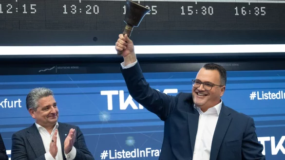 Nach der ersten B&ouml;rsennotierung von TKMS wird die Glocke geschwungen. - &copy; Boris Roessler/dpa