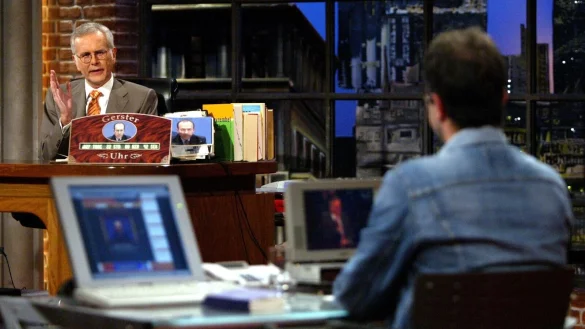 Mit Schreibtisch, Stand-up und spitzem Witz: Schmidt gilt bis heute als wichtigste Figur der deutschen Late-Night-Geschichte. (Archivbild) - © picture alliance / Rolf Vennenbernd/dpa