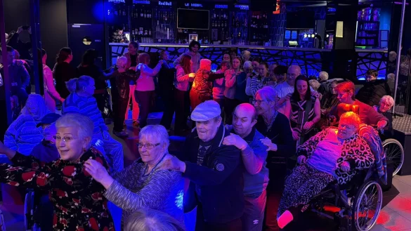 Mit viel Vorfreude haben sie darauf gewartet: Nun tummeln sich die Bewohner von vier franz&ouml;sischen Altenheimen auf der Tanzfl&auml;che eines Nachtclubs. - &copy; Rachel Sommer/dpa