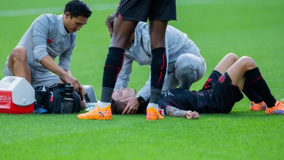 Bayer Leverkusens Kapit&auml;n Alejandro Grimaldo liegt nach einem Zusammenprall auf dem Boden. - &copy; Rolf Vennenbernd/dpa