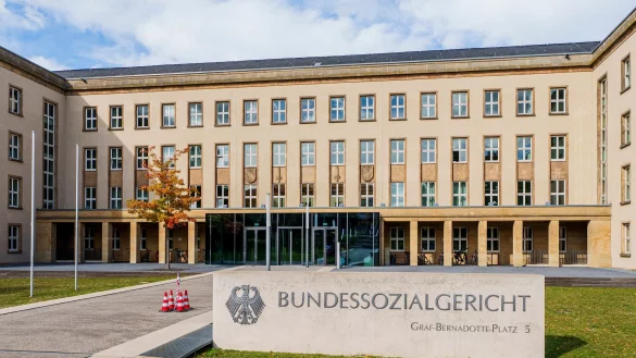 Das Bundessozialgericht prüft, ob das Arbeitslosengeld II im Jahr 2022 ein menschenwürdiges Existenzminimum sicherte. (Archivbild) - © Andreas Arnold/dpa