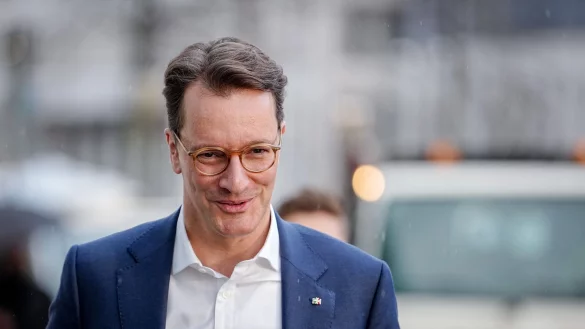 Hendrik Wüst will über Neuerungen beim Olympia-Bewerbungskonzept in NRW informieren. - © Kay Nietfeld/dpa