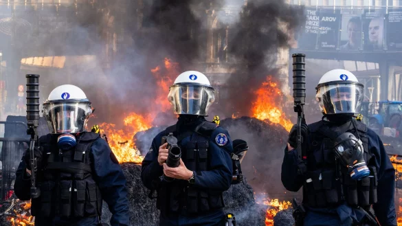 Martialische Bilder vor dem EU-Parlament. - &copy; Marius Burgelman/AP/dpa