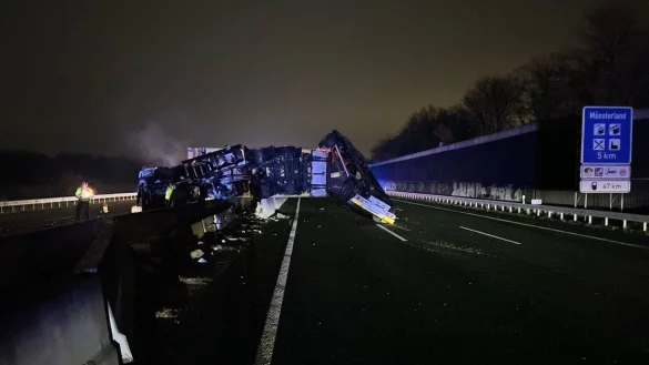 Ein Kran soll den Lkw wieder aufrichten. - © Polizei Münster/dpa