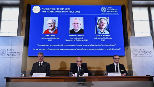 Den Nobelpreis f&uuml;r Physik erhalten 2025 die Quantenphysiker John Clarke, Michel Devoret und John Martinis. - &copy; Claudio Bresciani/TT News Agency/AP/dpa