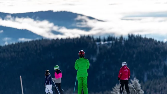 Die Preise für Skipässe sind in dieser Saison im Schnitt um rund fünf Prozent gestiegen: Am teuersten ist das Tagesticket für Erwachsene mit 106 Euro im Schweizer Zermatt, während am Feldberg im Schwarzwald bereits 42 Euro ausreichen. - © Patrick Seeger/dpa/dpa-tmn