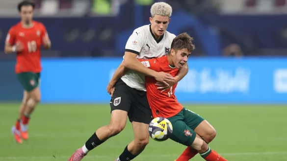 Packendes U17-WM-Finale: Österreichs Nicolas Jozepovic (l) im Duell mit Portugals Rafael Quintas. - © Hussein Sayed/AP/dpa