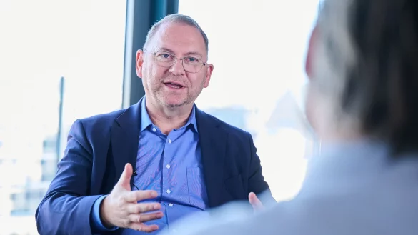 Verdi-Chef Frank Werneke: &laquo;Es ist da eine sehr k&auml;mpferische Stimmung.&raquo; - &copy; Annette Riedl/dpa