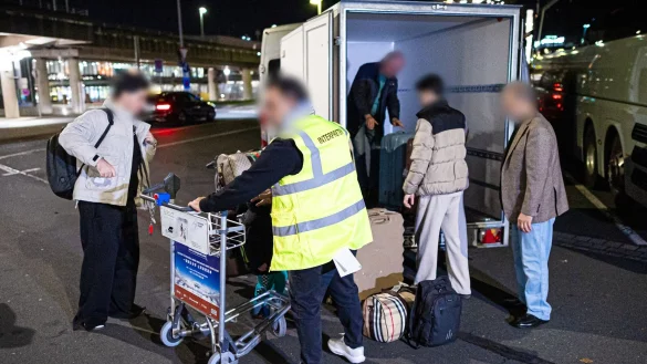 Afghaninnen und Afghanen bei ihrer Ankunft in Hannover. (Archivbild) - &copy; Moritz Frankenberg/dpa