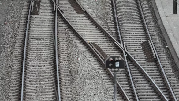 Weichenstellung in den Gremien des Verkehrsverbundes AVV. Die Ticketpreise steigen zum Jahreswechsel im Durchshcnhitt um knapp zwei Prozent. (Symbolbild) - © Marcus Brandt/dpa