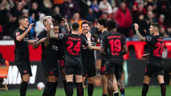 Bayer Leverkusen jubelt &uuml;ber den Treffer zum 2:0. - &copy; Marius Becker/dpa