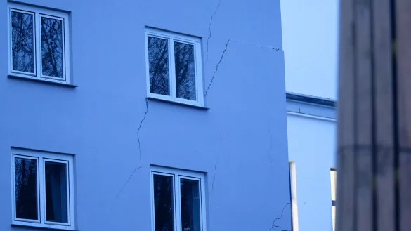 Risse in der Fassade deuten auf die Sch&auml;den an einem Wohnhaus in Wuppertal hin. (Archivfoto) - &copy; Henning Kaiser/dpa