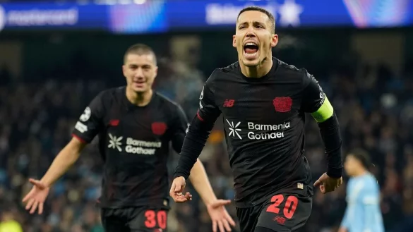 Leverkusens Alejeandro Grimaldo jubelt nach seinem Treffer zum 1:0. - © Dave Thompson/AP/dpa