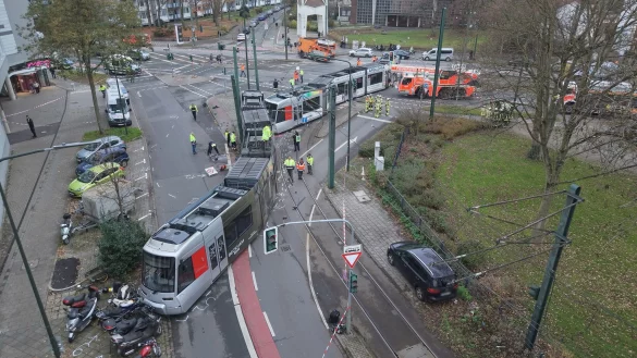 Die Straßenbahn wurde in der Mitte auseinandergerissen. - © David Young/dpa