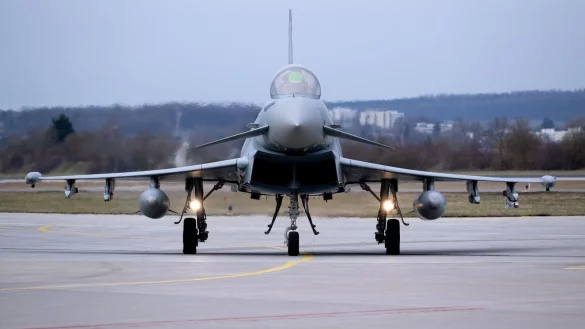 Wegen der verschärften Bedrohungslage will die Bundeswehr wieder Tieffluggebiete fürs Pilotentraining nutzen. - © Sven Hoppe/dpa